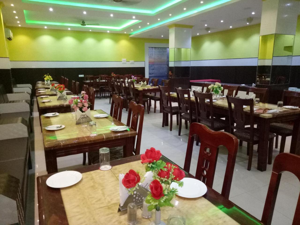 Hotel Landmark Пури Экстерьер фото