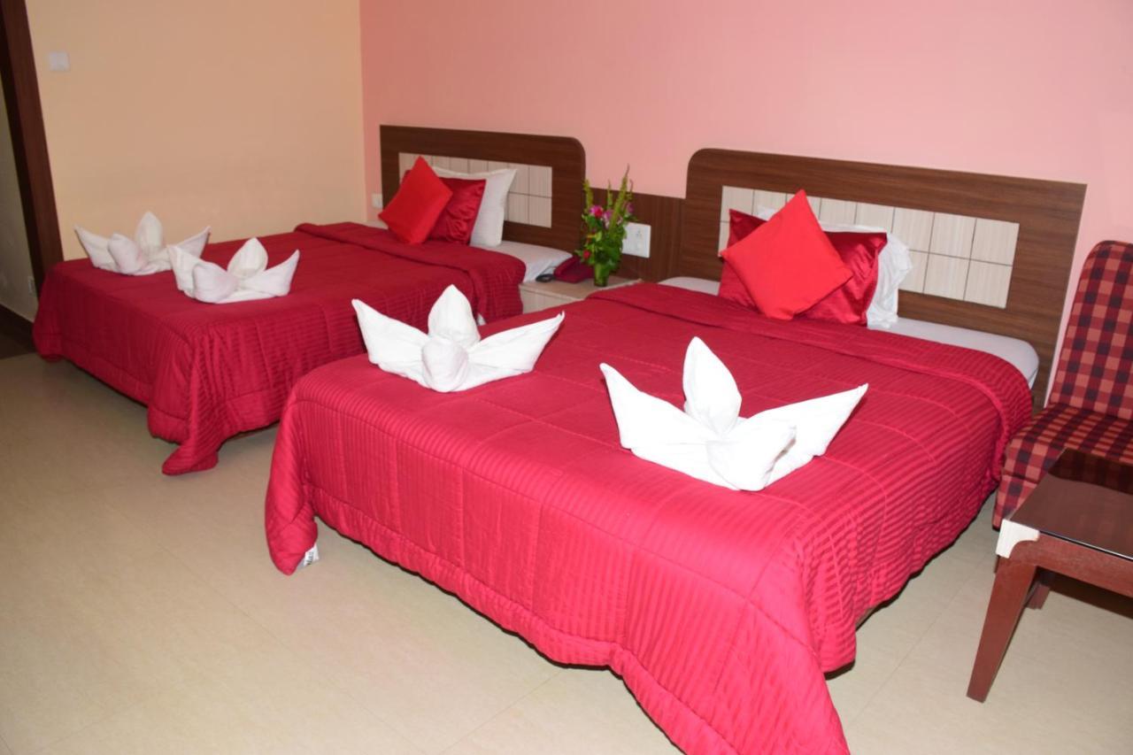 Hotel Landmark Пури Экстерьер фото